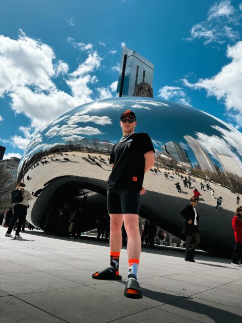 Chicago odbija nasz styl.

Koszulka Luzon: 100% bawełna, 300 gsm.
Skarpety i czapka, które dopełniają vibe.

Limitowana kolekcja – tylko 100 sztuk.
Stylizacja kompletna. Reszta nieistotna.

Dostępne na luzon.pl

#Luzon #Streetwear #ChicagoBean #LimitedEdition #Soxy #CapVibe